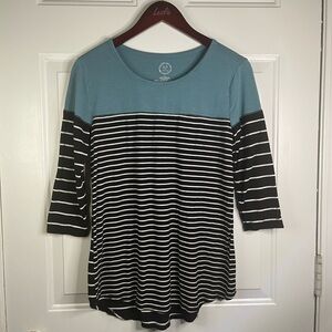 Maurice striped top with 3/4 length sleeve. Has‎ a solid color on top.